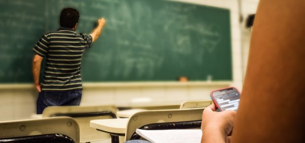 Online gyerek, offline iskola – Iskolai konfliktusok a digitális térben