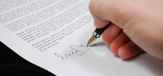 Cégszerű aláírás elektronikusan – használható az AVDH-szolgáltatás cégjegyzésre?