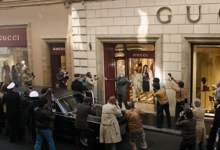Ridley Scott A Gucci-ház c. filmje - Jelenet a Gucci-birodalom üzlete előtt