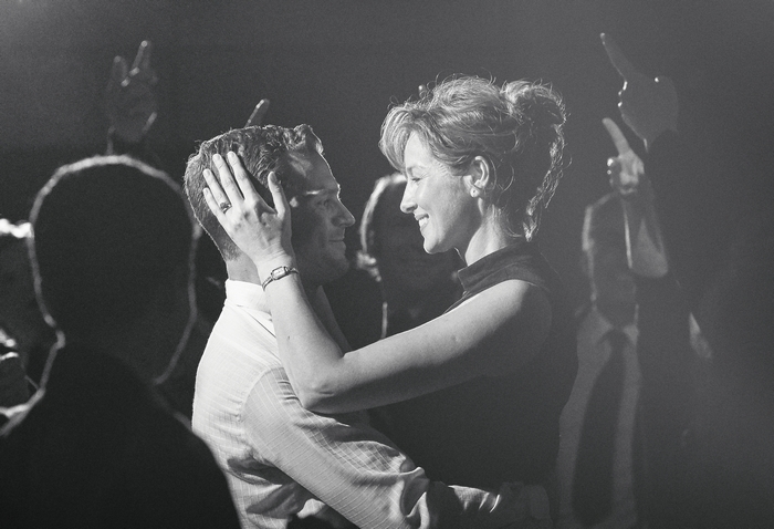 Kenneth Branagh Belfast c. filmje – jelenet, az apa és az anya tánc közben