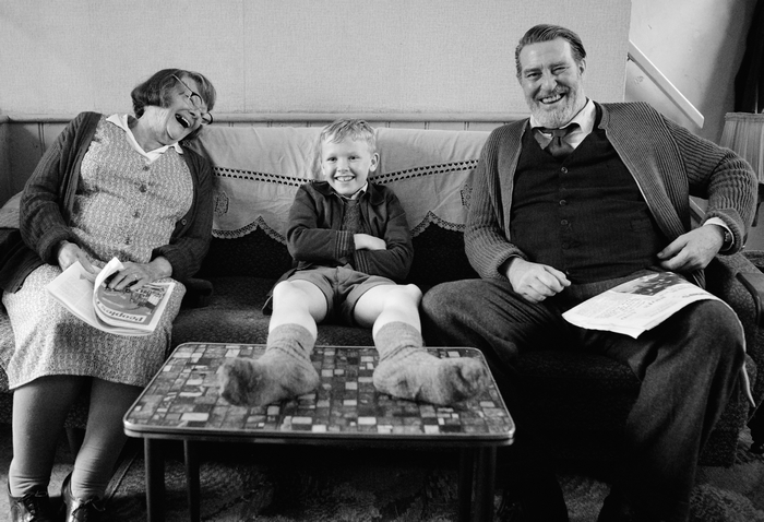 Kenneth Branagh Belfast c. filmje – jelenet, hárman, a nagyszülőkkel