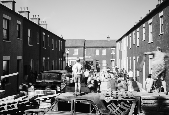 Kenneth Branagh Belfast c. filmje – jelenet, jellegzetes belfasti utcakép