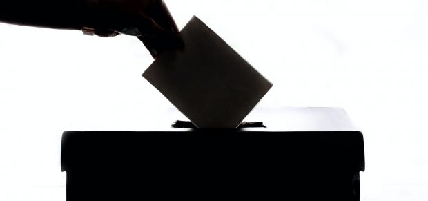 Április 10-től újra lehet időközi választásokat és helyi népszavazásokat tartani