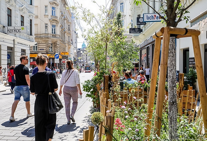 Bécs - A Neubaugasse átalakítás után, gyalogosok