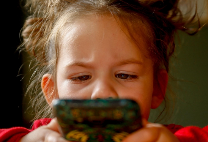 Digitalizáció - okostelefon - fejlődési zavarok - gyerekek