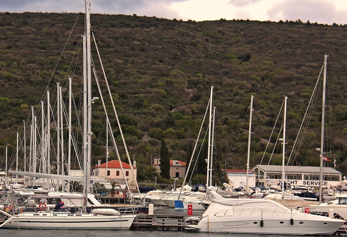 Hajókikötő, jachtkikötő, turizmus, utazás, Marina Punat, Horvátország