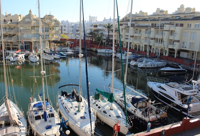 Hajókikötő, jachtkikötő, turizmus, utazás, Puerto Marina Benalmadéna, Spanyolország