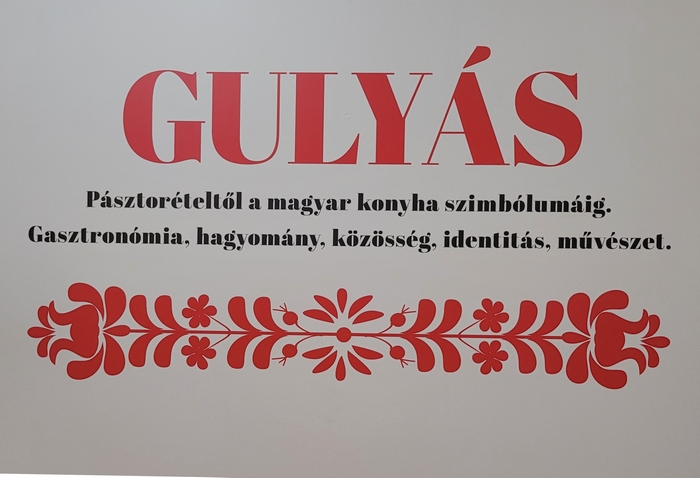 Gulyás című kiállítás, Óbudai Múzeum, kulturális programajánló, bogrács, felirat