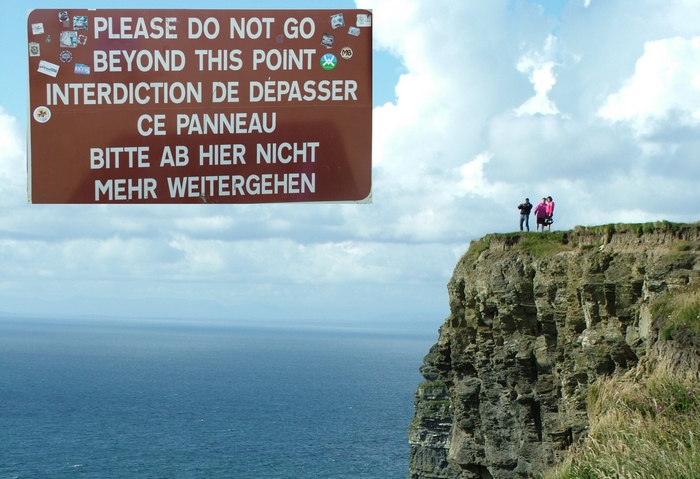 írországi Moher-sziklák, Cliffs of Moher, tiltótábla, jogsértő turisták, műemlékvédelem, műemlékrongálás