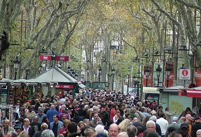 túlturizmus visszaszorítása, idegenforgalom, turistaáradat elleni szigorítások, airbnb korlátozása, Barcelona