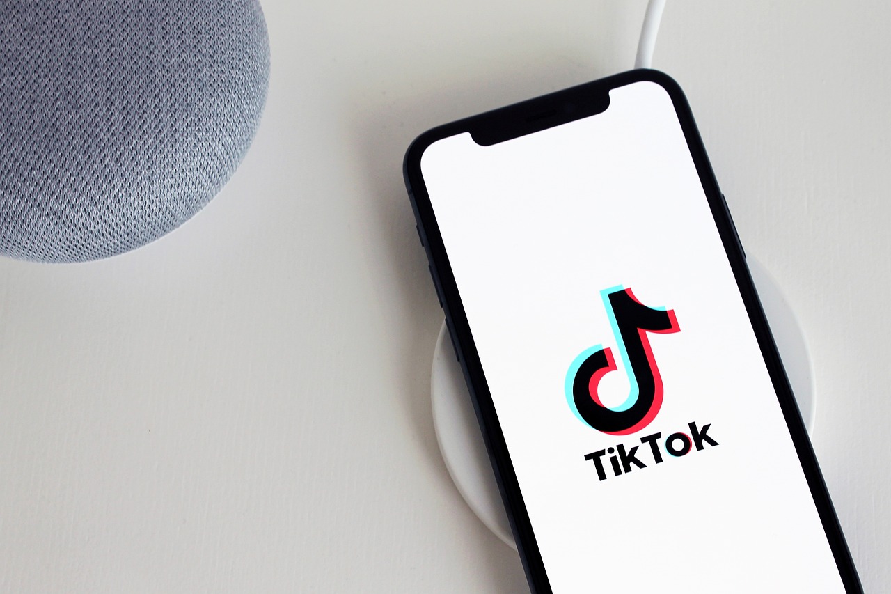 TikTok: Politikai és jogi viták tengeren innen és túl