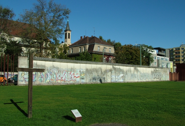 Berlini Fal leomlása, német újraegyesítés, NDK, NSZK, emlékkiállítás kereszttel