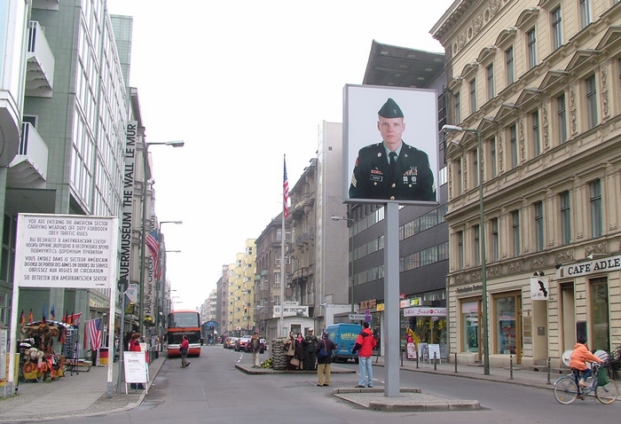 Berlini Fal leomlása, német újraegyesítés, NDK, NSZK, emlékkiállítás, Checkpoint Charlie